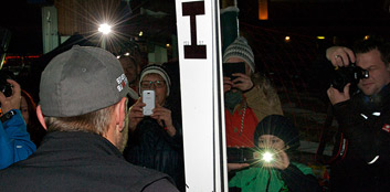 Hermann Maier posiert vor Fans, Nassfeld 2014